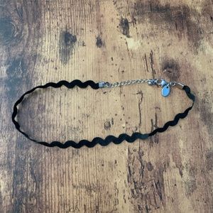 Squiggly line choker
